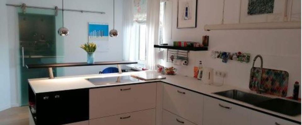 140m² große energetisch sanierte Wohnung mit Küche, Kamin, Garage - Foto 1