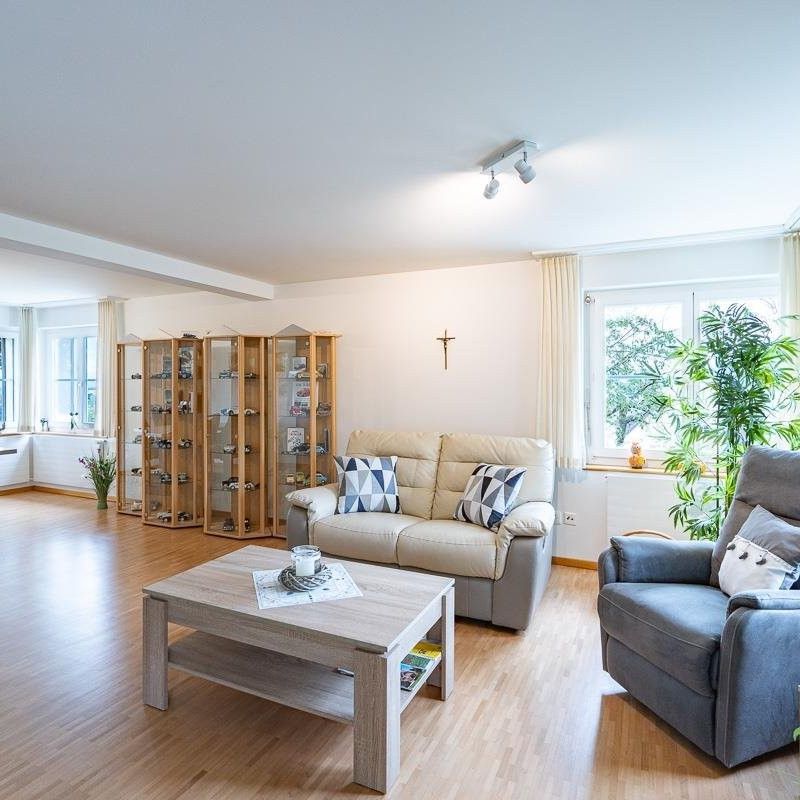 3.5-Zi. Wohnung im 1. OG mit Sitzplatz und Balkon - Foto 1