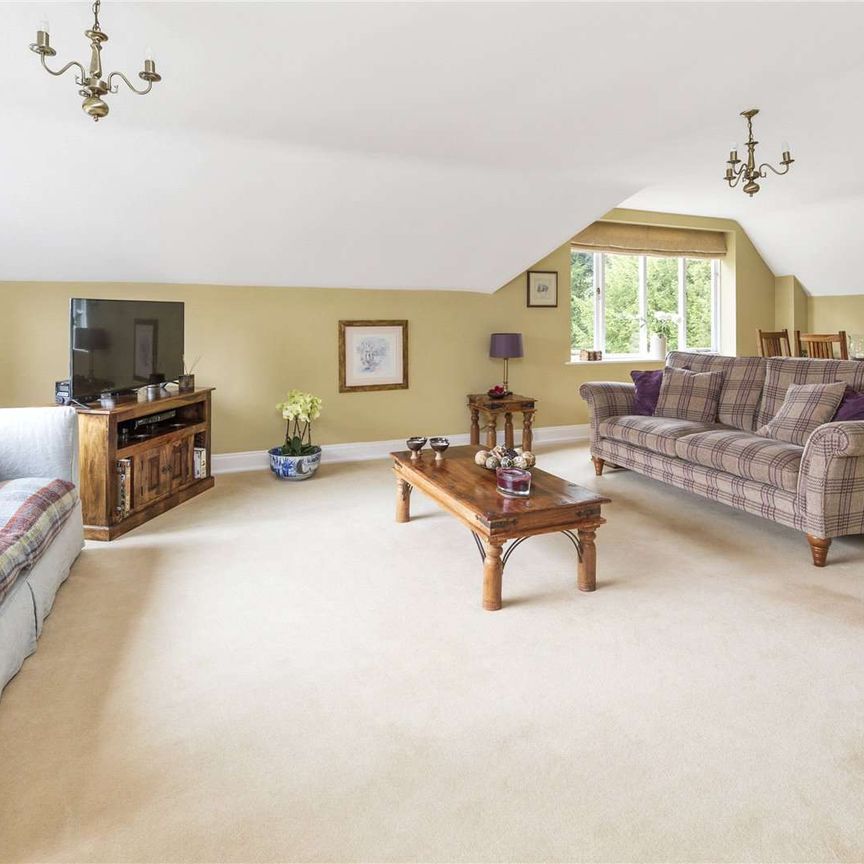 A stunning apartment with a feature turret set in one of the best residential roads in Guildford. - Photo 1