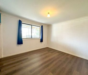 Neat & Tidy 3 Bedroom House! Close To Doonside Station! - Photo 3