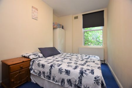 Flat to rent - Camberwell Church Street, London, SE5 - Photo 3