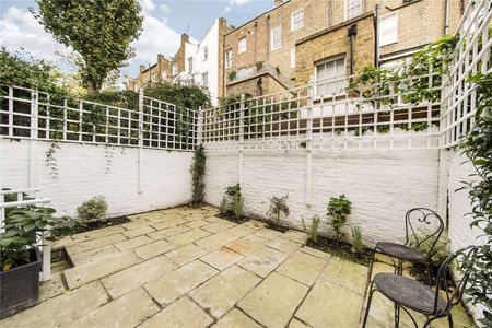 An elegant and well proportioned, six bedroom family home located on a prime garden square in the heart of Chelsea. - Photo 3