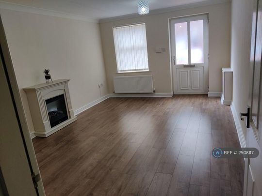 4 bedroom end of terrace house to rent - Photo 1