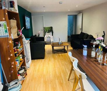 Frederick Grove: Bedroom House, NG7 - Photo 4