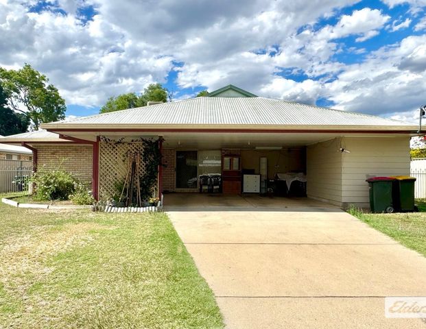 Tidy, Spacious Rental Close to Town! - Photo 1