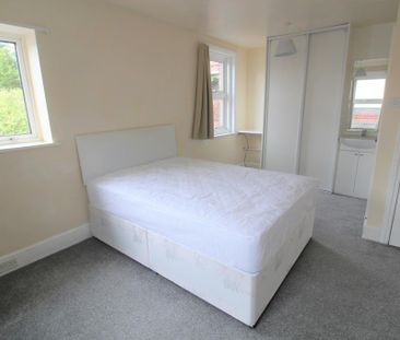 4 bedroom detached house to rent - Photo 2