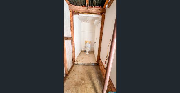 Spacious 3–4 Bedroom Half-House in Prime Location! - Photo 1