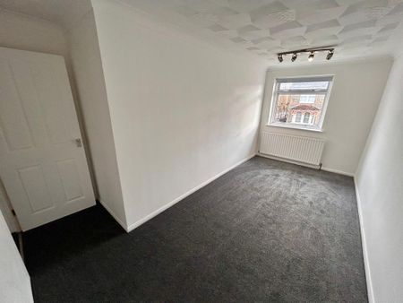 4 bedroom semi-detached house to rent - Photo 3