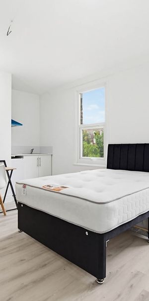 Bedsit, Gloucester Road, W3 - Photo 1