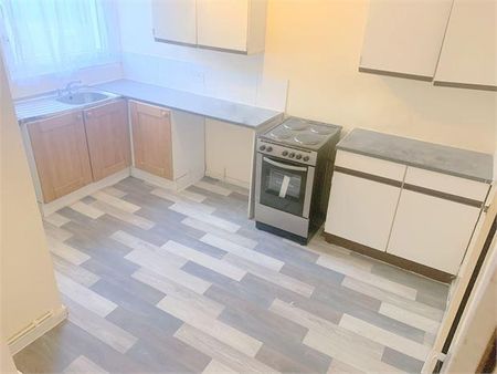 3 bedroom ground floor maisonette to rent - Photo 2