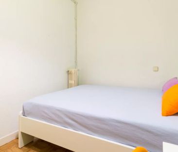 Room in a shared 4-bedroom apartment for rent in Almagro, perfect for students. - Foto 1