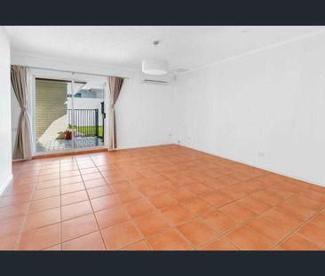 Waterfront house in Broadbeach Water - Photo 3