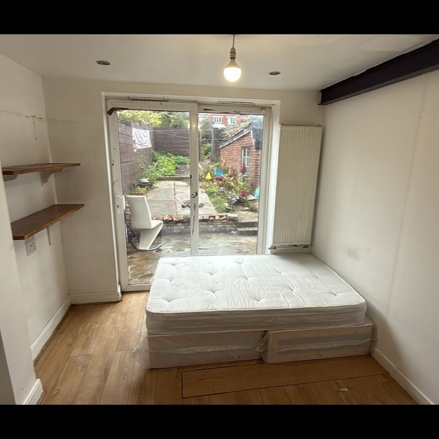 Room in a Shared House, Carlyon Road, HA0 - Photo 1
