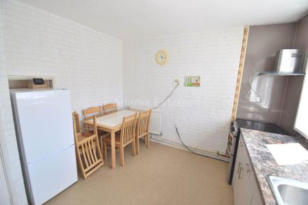 4 bedroom flat to rent - Photo 5