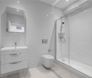 Newly refurbished and spacious ground floor apartment with its own ... - Photo 5