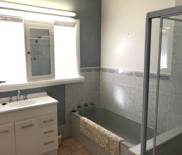 Four Bedroom House With Secure Yard - Photo 6