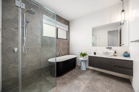 LUXURY WATERFRONT LIVING ON COOLUM PARADE Contact Julie Sykes 0438 050 110 - Photo 4