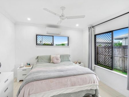 SPACE, STYLE AND PRIVACY - GORGEOUS FAMILY HOME! - Photo 4