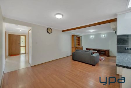 “Perfect Family Living in a Peaceful Court Location !!” - Photo 2