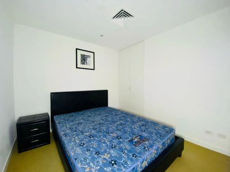 Spacious Furnished Two-Bedroom Apartment in Swanston Square - Photo 3