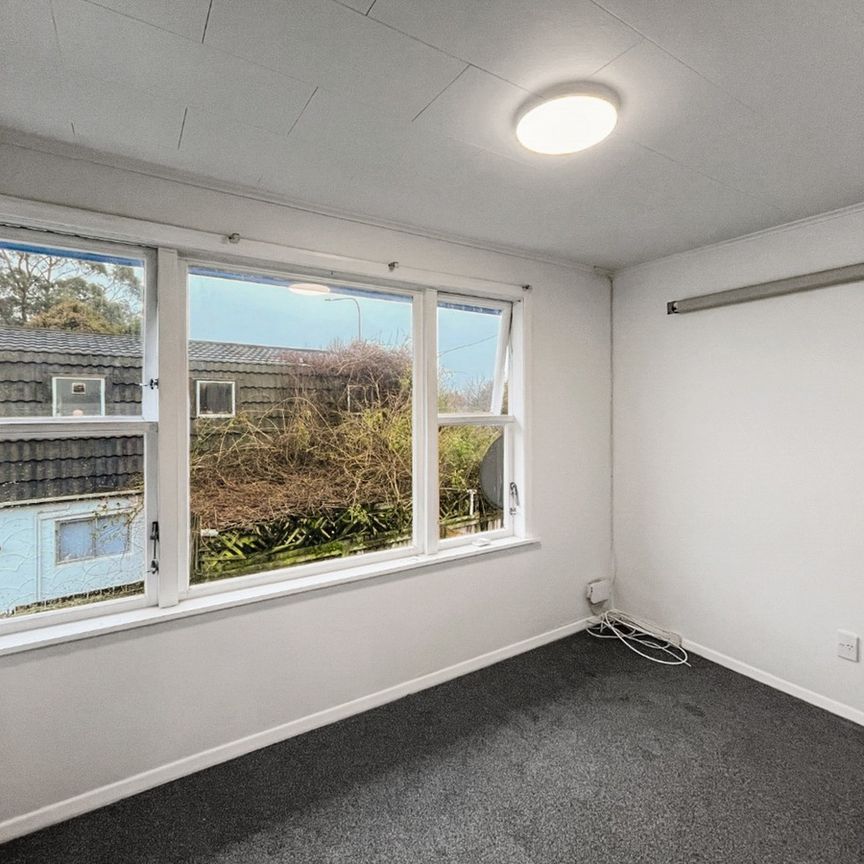 Spacious & Sunny 3-Bedroom Upstairs Unit – Great Location & Modern Comforts - Photo 1