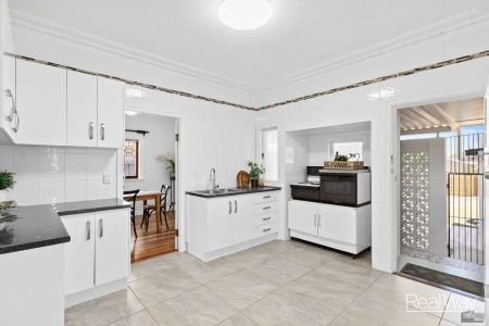 “STUNNING HOME IN PERFECT LOCATION” - Photo 4