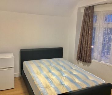 6 bedroom detached house to rent - Photo 2