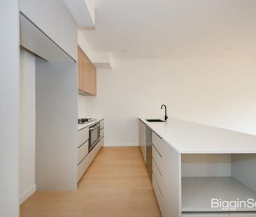 Stylish 3-Bedroom Townhouse with Space & Convenience - Photo 6