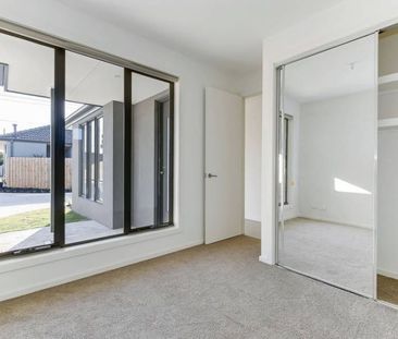 2/137 Market Road, Werribee - Photo 1