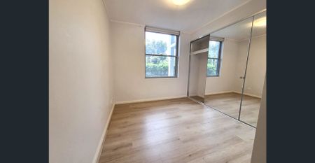 Stunning Spacious Two Bedroom minutes away from Rhodes Waterside & Rhodes Central - Photo 2