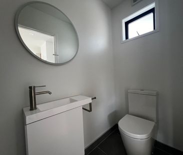 Near new 3 bedroom 2.5 bathroom on Divich - Photo 2