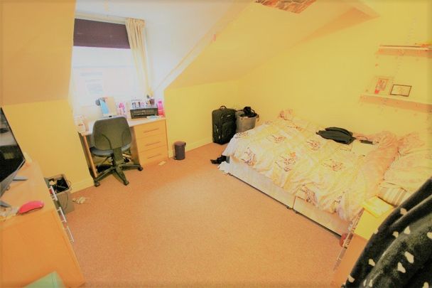 4 Bed - 4 Village Avenue, Burley, Leeds - LS4 2NT - Student - Photo 1