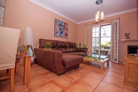 Alquiler de piso en Calle Vélez Málaga - Photo 2