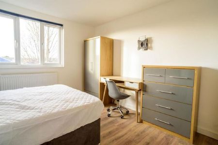 1 bedroom in a house share to rent - Photo 2