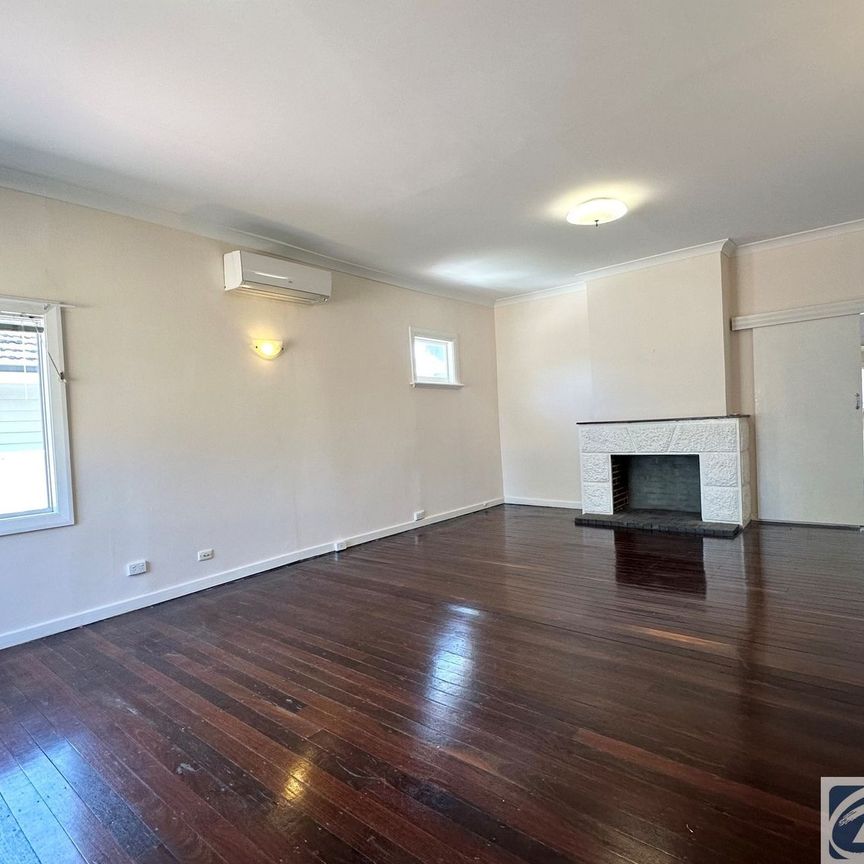 SPACIOUS CHARACTER HOME HOME OPEN WEDNESDAY 18 FEBRUARY AT 10.00AM SHARP! - Photo 1