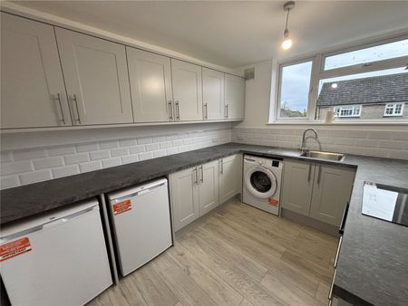 Willow Way, Farnham, Surrey, GU9 - Photo 5