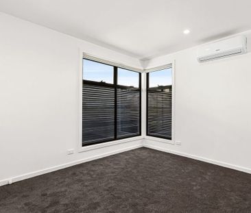 Beautiful Townhouse - Photo 3