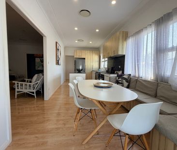 Spacious Three-Bedroom Home with Pool & Sunroom - Photo 3