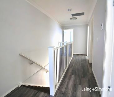 Modern three-bedroom townhouse with quality finishes - Photo 4