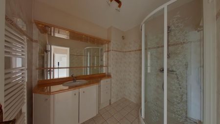 Location Appartement 3 pièces 87m² CHATELLERAULT 86100 - Photo 3