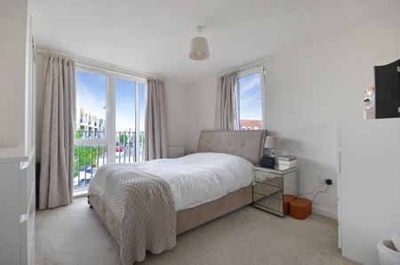 Contemporary two bedroom flat set on the second floor of Berwick Place in Trumpington Meadows a highly sought-after development in Cambridge, CB2. - Photo 5