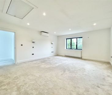 The Stables, Allum Lane - Photo 2