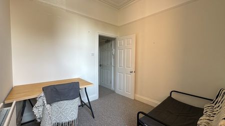 2 Bed Flat - Photo 4