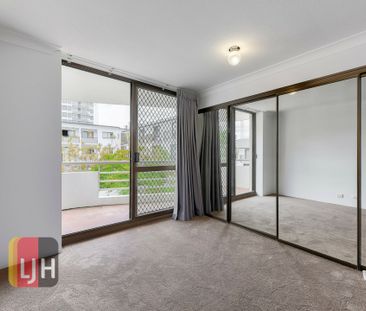 INNER CITY 2 BEDROOM, 2 BATHROOM UNIT WITH 2 CAR SPACES ! - Photo 3