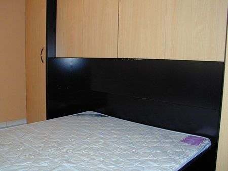 Studio op het gelijkvloers op een binnenplein met een aparte slaapkamer. - Photo 2