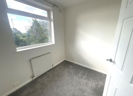 3 bedroom house - semi-detached to rent - Photo 3