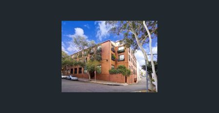 Modern one-bedroom loft-style apartment. - Photo 5