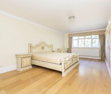 Grand home with off street parking - Photo 2