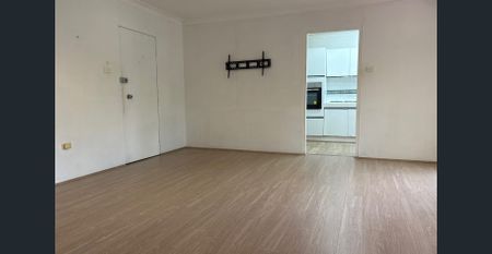 Neat & Tidy 2 Bedroom Unit - Walk to Parramatta CBD - Photo 2