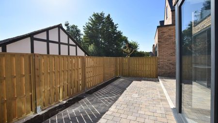 The Mount, Hale Barns, Altrincham, WA15 - Photo 5